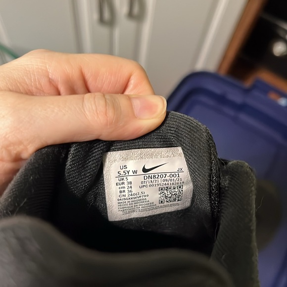 Boys size 5.5 Nike Revolution 6 black shoes. - Picture 7 of 8